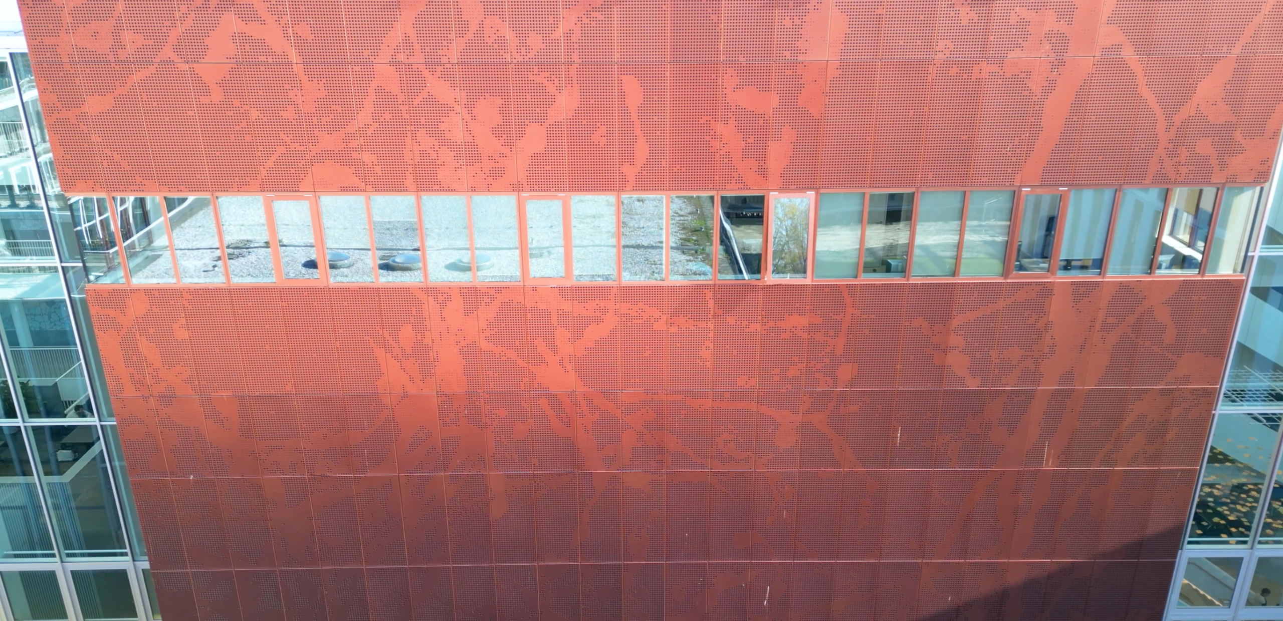 Alumet anodiseert opvallende AluCopper03-gevel voor Gorlaeusgebouw Universiteit Leiden (video)