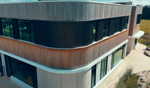 TSV Metaalbouw levert aluminium gevel- en dakelementen voor Samen Kansrijk Drachten (video)