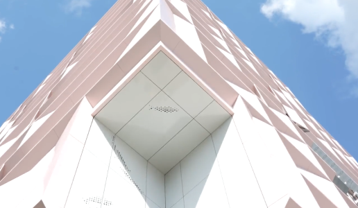 Modern gebouw met geometrisch patroon tegen blauwe lucht