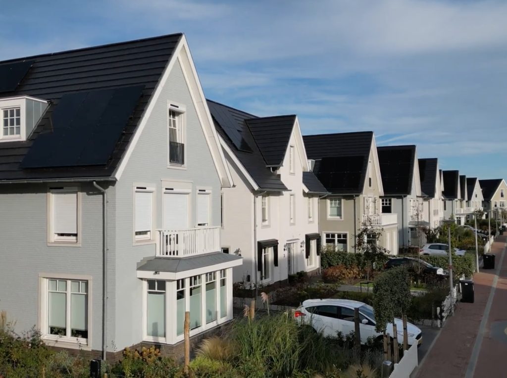 Rij moderne huizen met zonnepanelen in woonwijk.