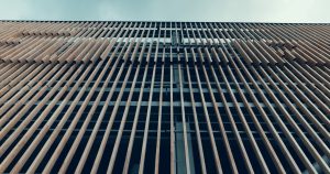 Houten lamellen gevel tegen blauwe lucht