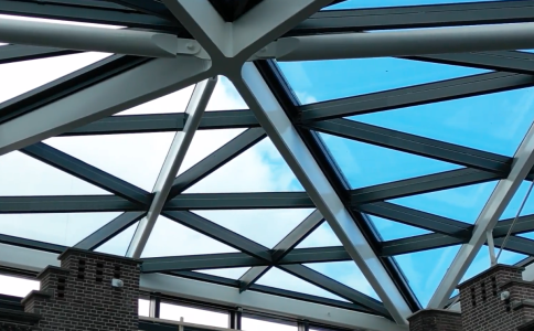 Modern glazen dak met metalen balken