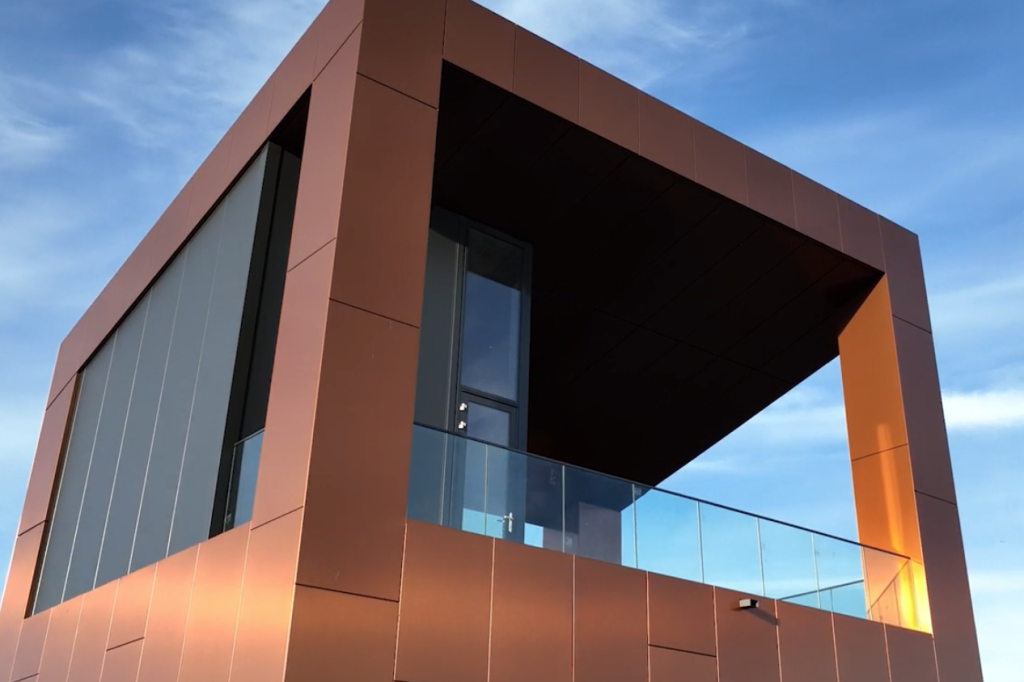 Moderne hoekige gebouwstructuur tegen blauwe lucht