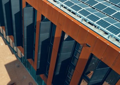 Gebouw met zonnepanelen op dak.