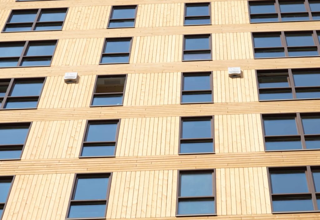 Houten gevel met ramen van een modern gebouw.