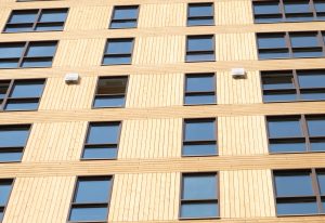 Houten gevel met ramen van een modern gebouw.