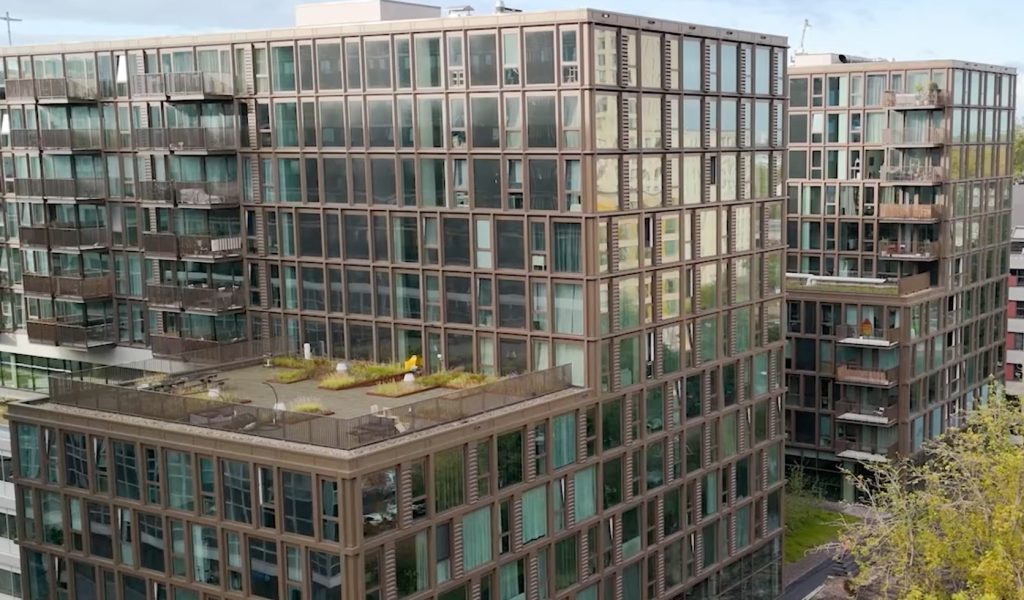 Modern appartementencomplex met groene dakterrassen