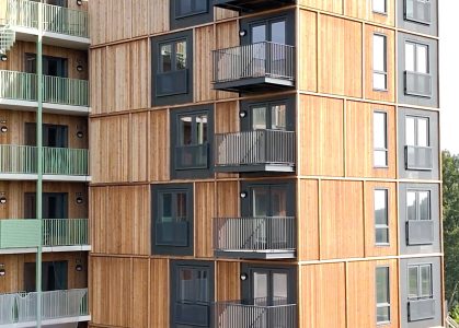 Houten appartementencomplex met balkons