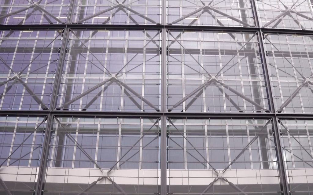 Glazen gevel met metalen structuur van gebouw