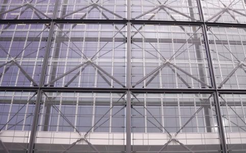 Glazen gevel met metalen structuur van gebouw