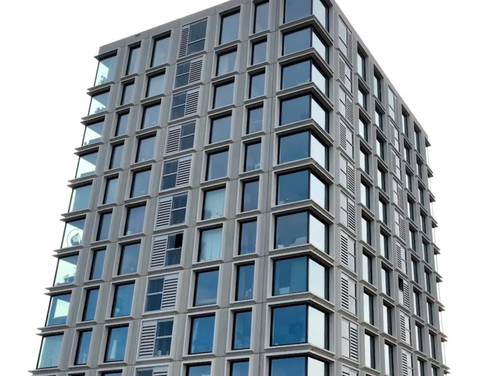 Moderne hoogbouw met glas en betonnen gevel.