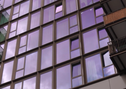 Glazen ramen van hoogbouw weerspiegelen lucht.