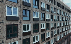 Europrovyl produceert en monteert kunststof kozijnen voor Zirro & Schouls in Leiden (video)