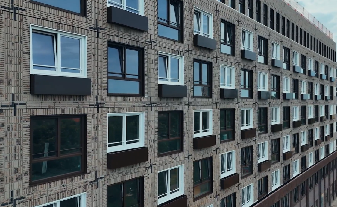 Europrovyl produceert en monteert kunststof kozijnen voor Zirro & Schouls in Leiden (video)