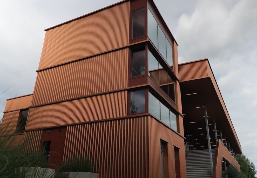 SAB-profiel geeft tribunegebouw Megaland in Landgraaf een koperkleurige gevel (video)